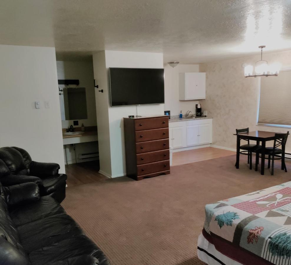 High Desert Inn サライナ エクステリア 写真